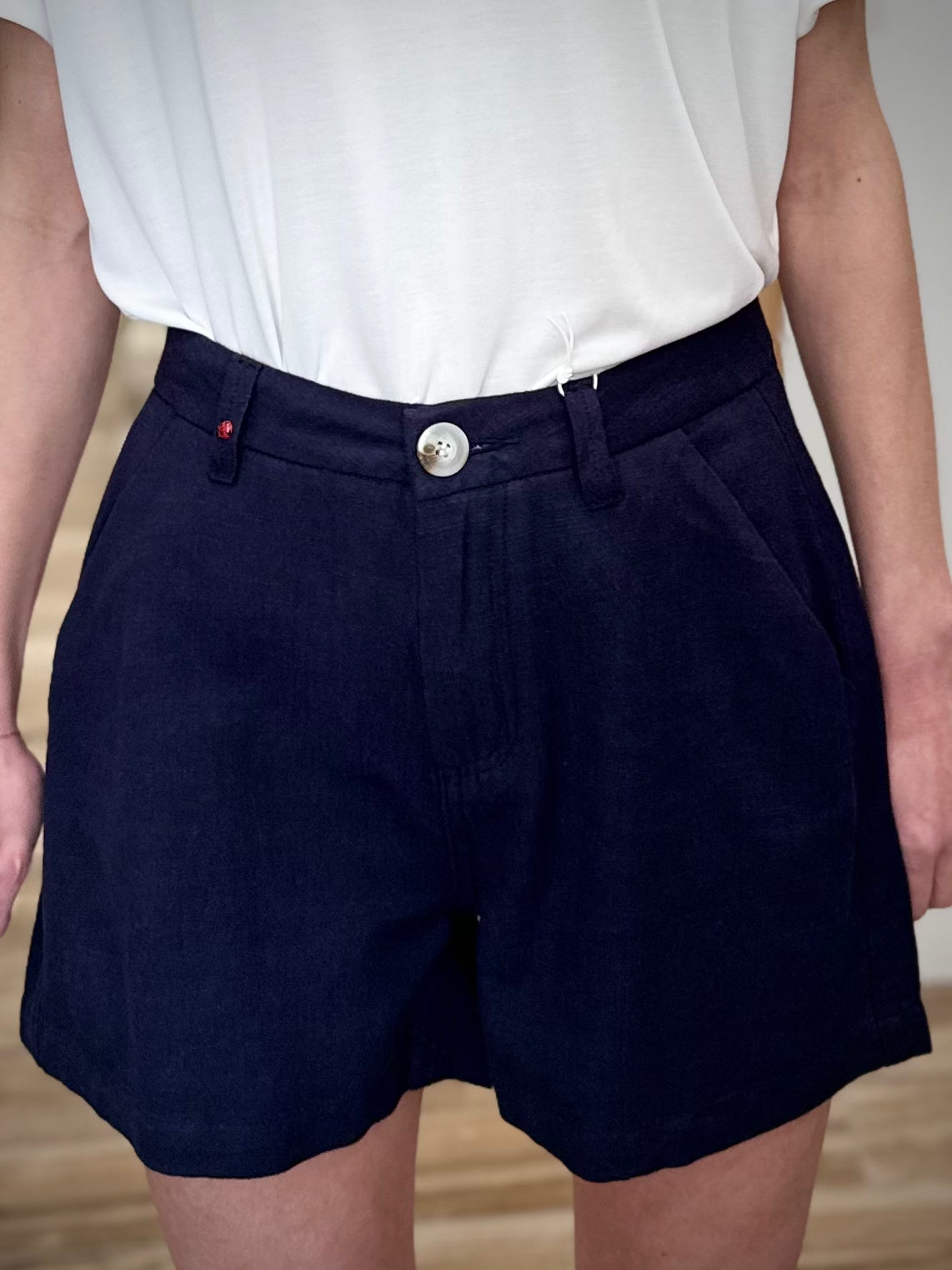 Détail poches avant short bleu marine femme 