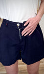 Détail fermeture zip et bouton short femme