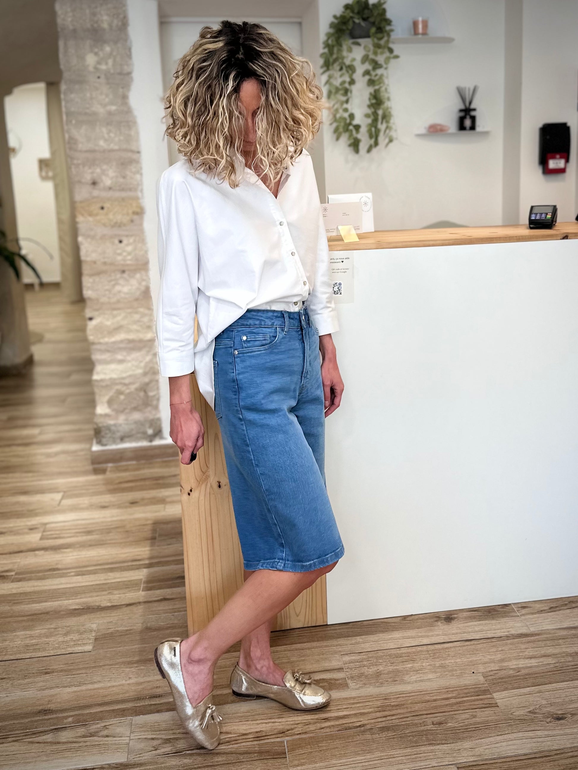 Short en jean sous le genou look moderne femme 