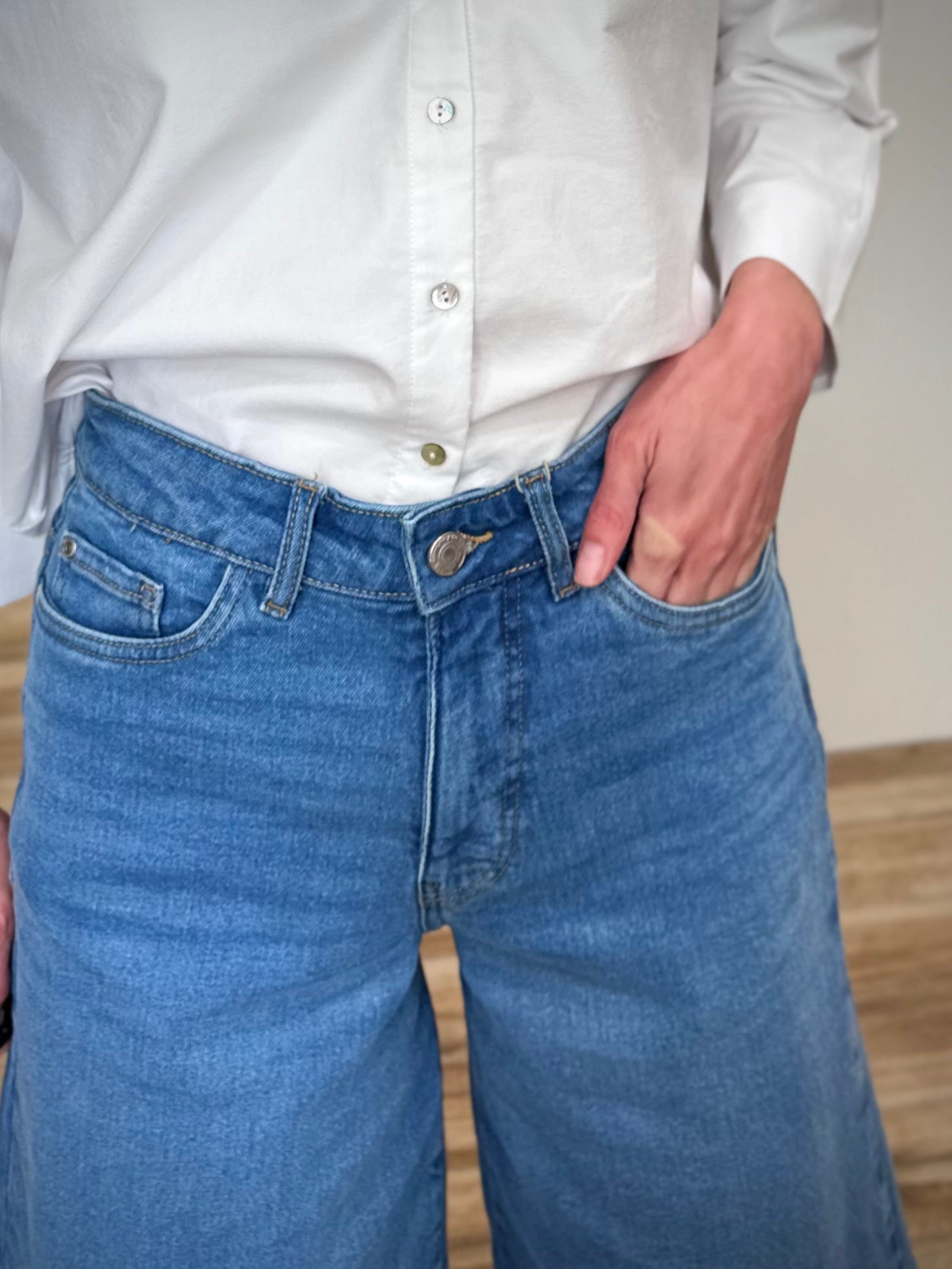 Détail texture denim bleu clair short femme 