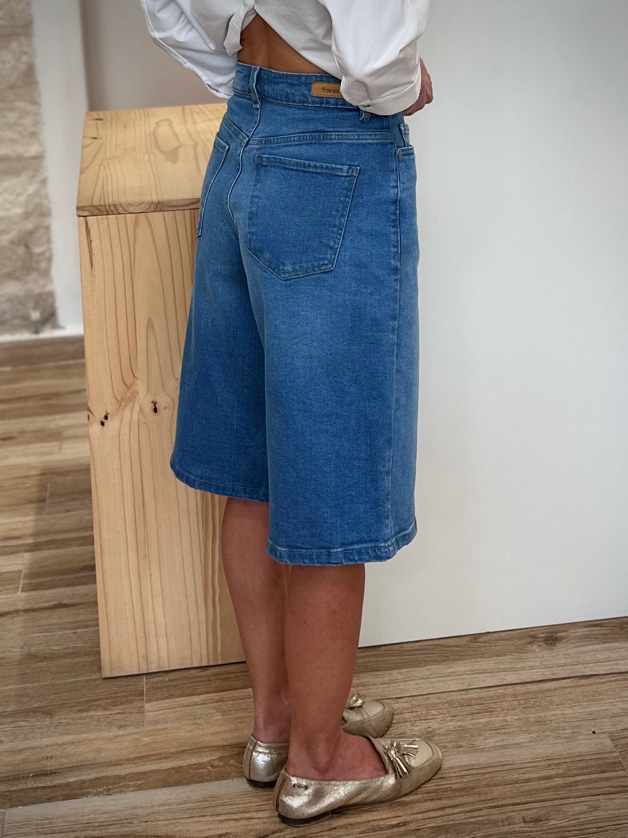 Femme de profil portant short large taille haute denim 
