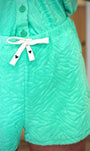 Détail du lien à nouer brodé coeur sur le short Siana