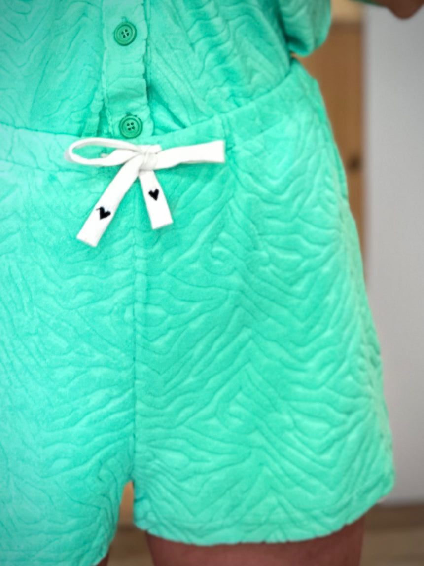 Détail du lien à nouer brodé coeur sur le short Siana