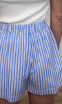 Short rayé dynamique look moderne de dos
