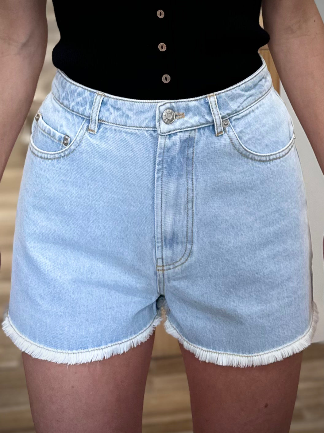 Détail du bas à cru effiloché du short Solina