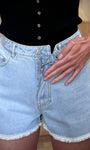 Détail du bouton métallique du short denim