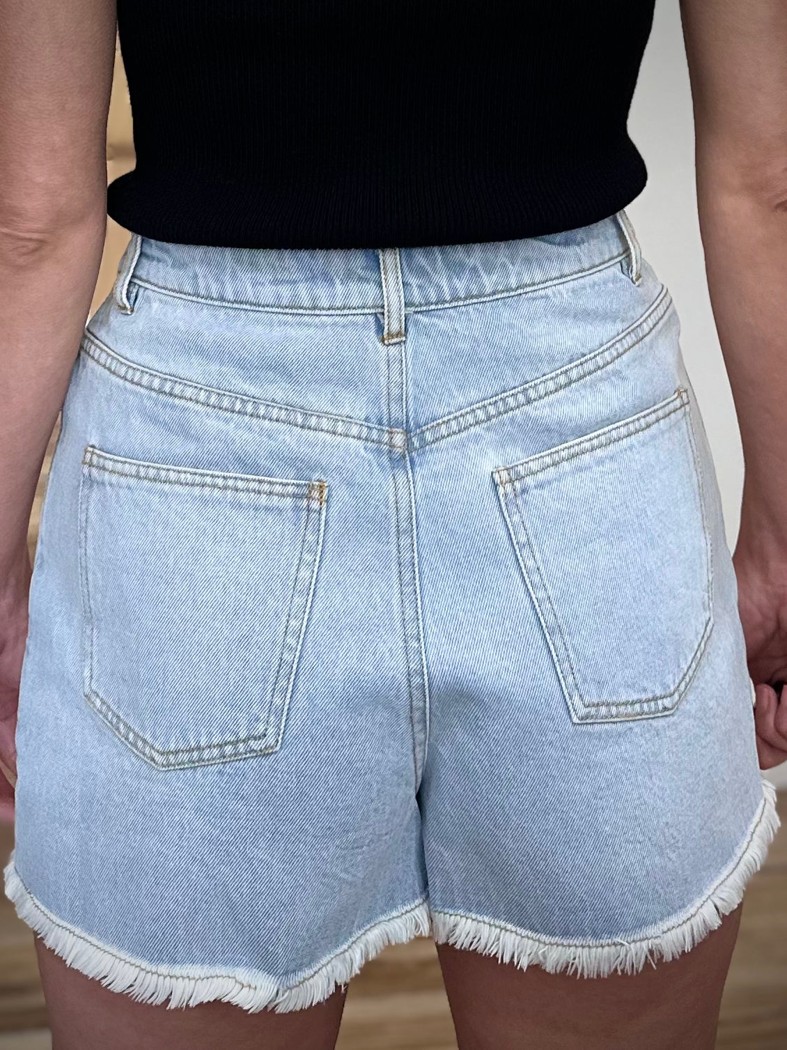 Détail des poches arrière du short Solina