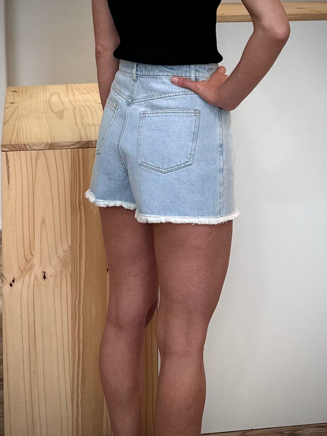 Silhouette féminine de profil en short denim casual chic