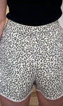 Short léopard fond clair style été de dos