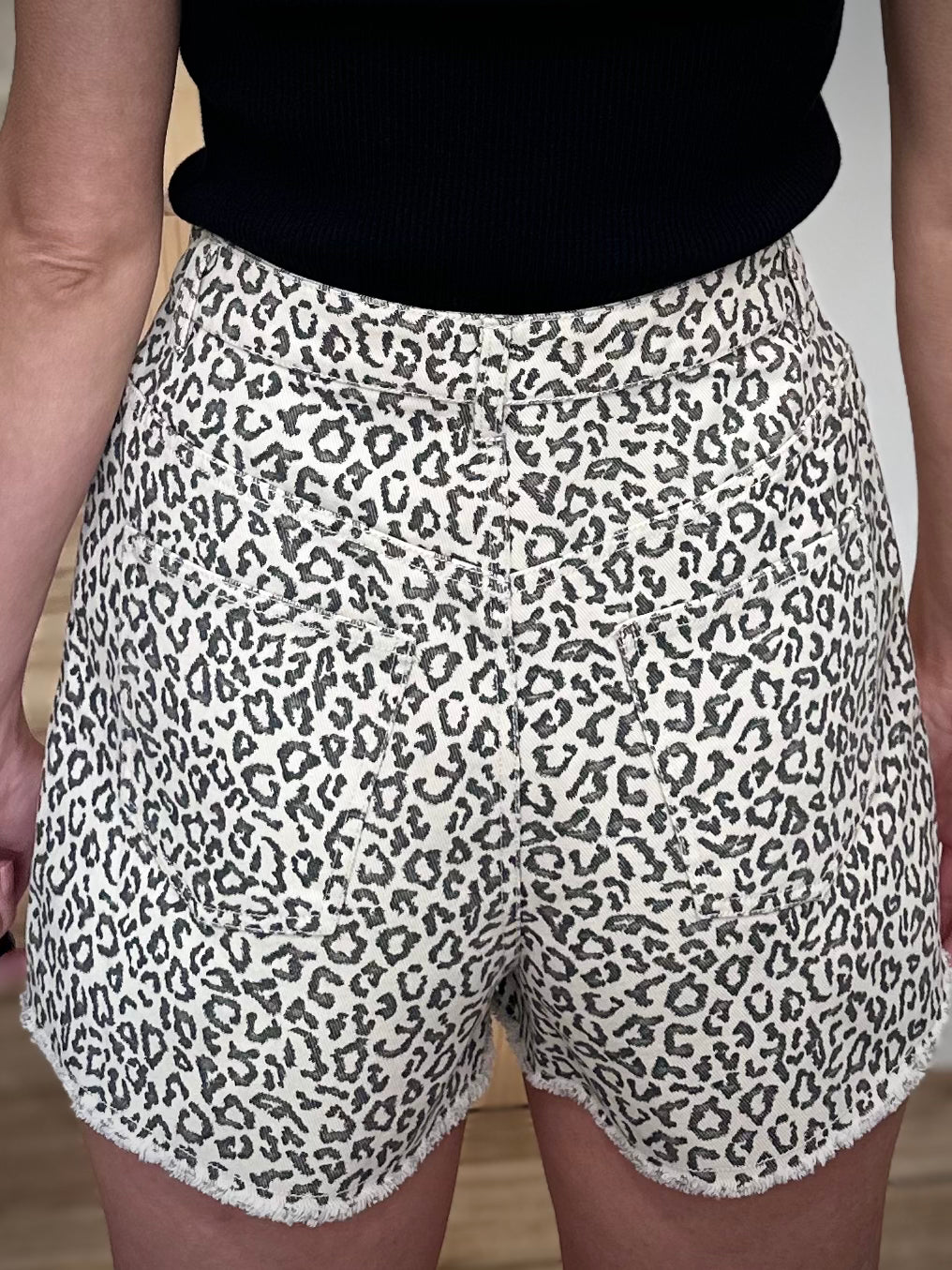 Short léopard fond clair style été de dos