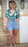 Femme portant un short en jean bleu taille haute 