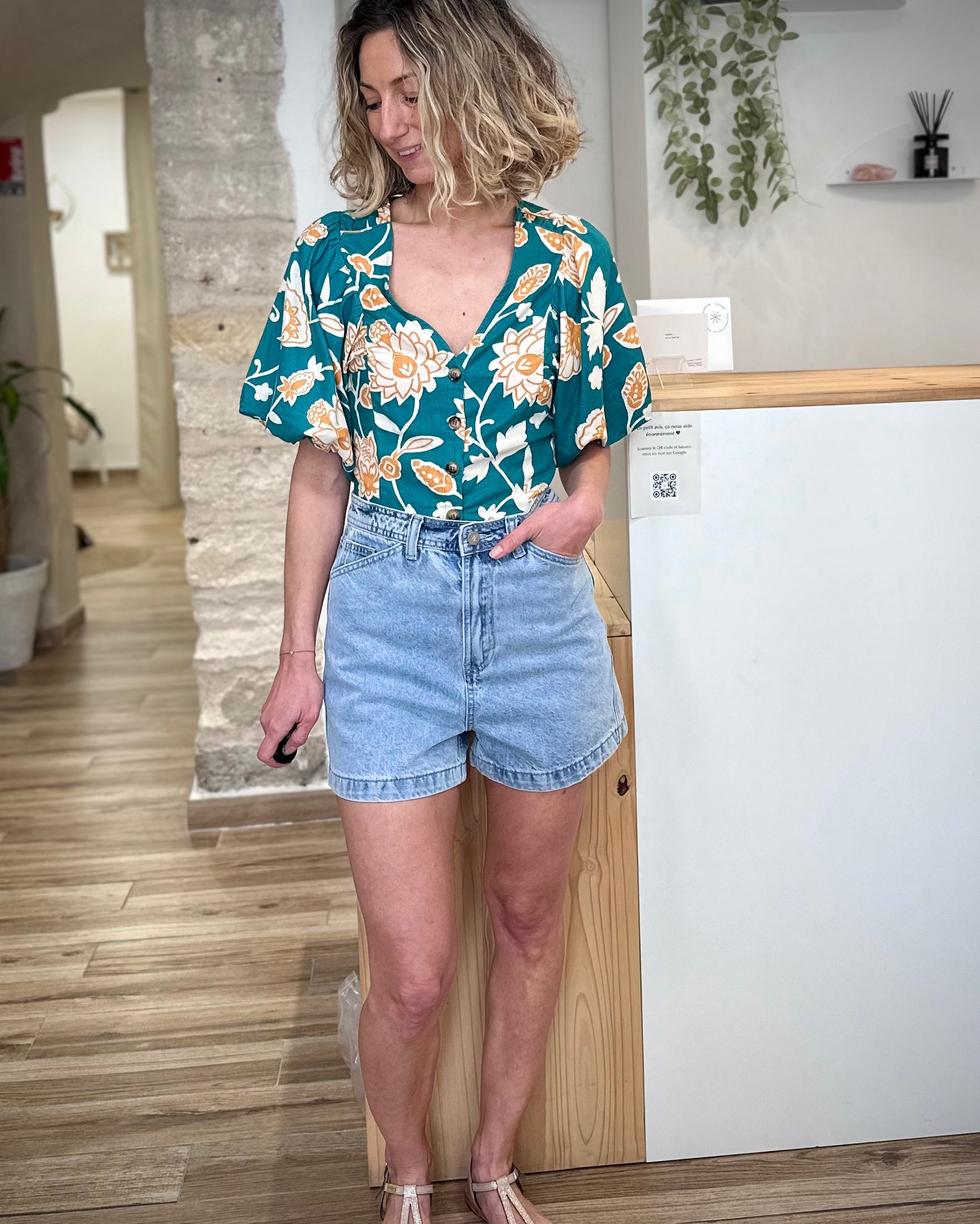 Femme portant un short en jean bleu taille haute 