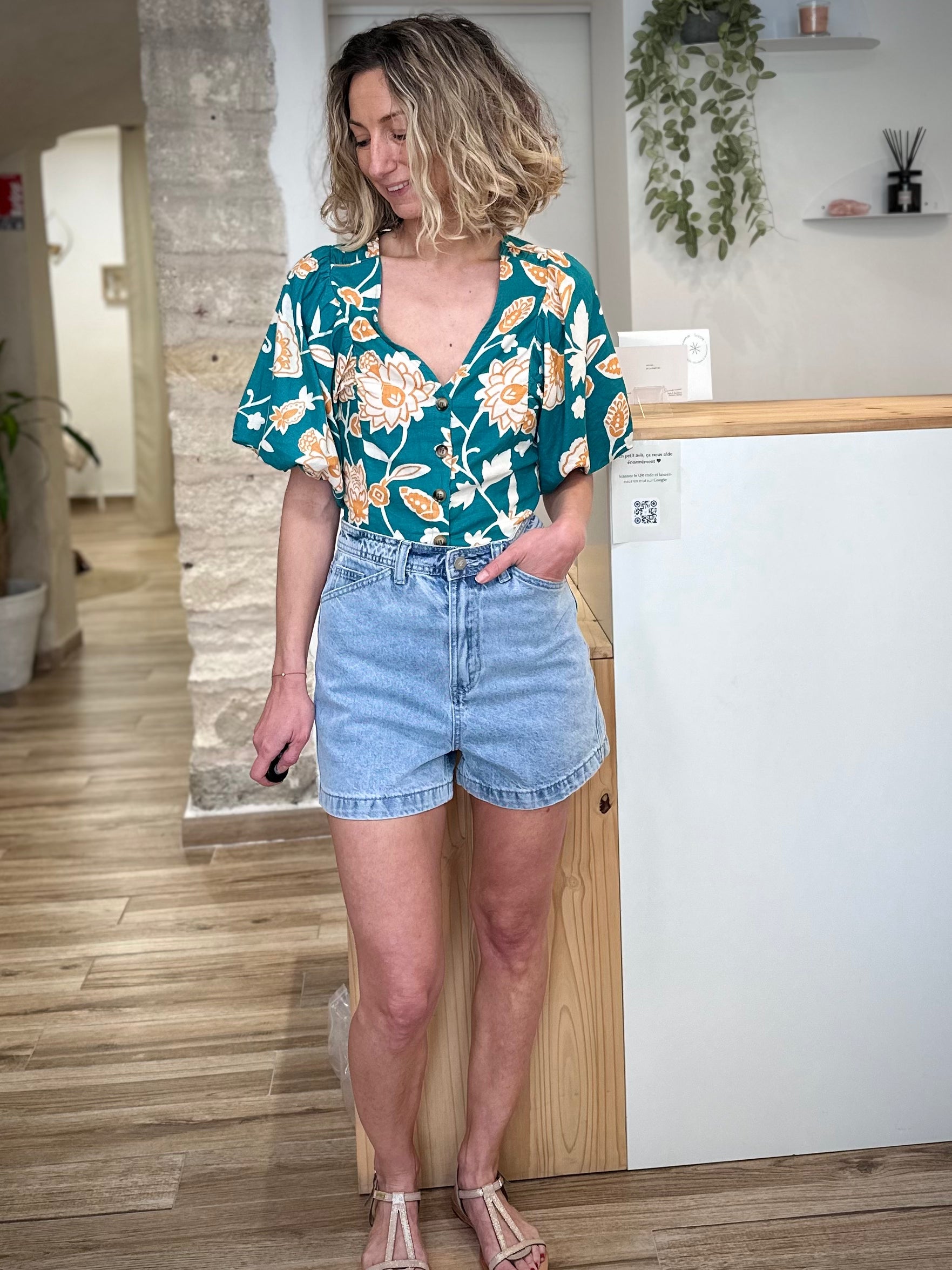 Femme portant un short en jean bleu taille haute 