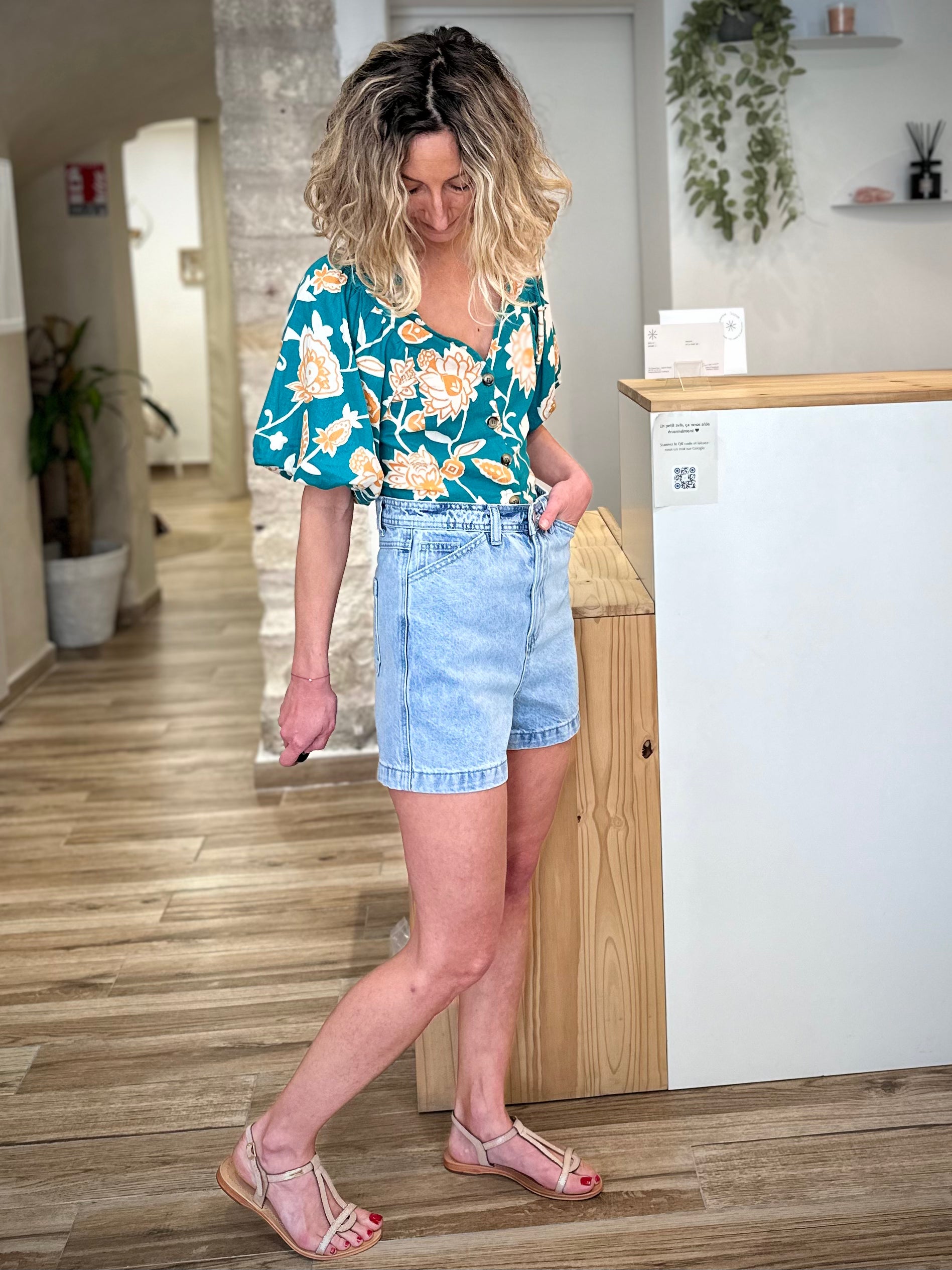 Silhouette femme short denim coupe droite 