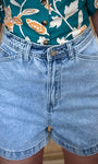 Détail bouton monogrammé short VERNE 