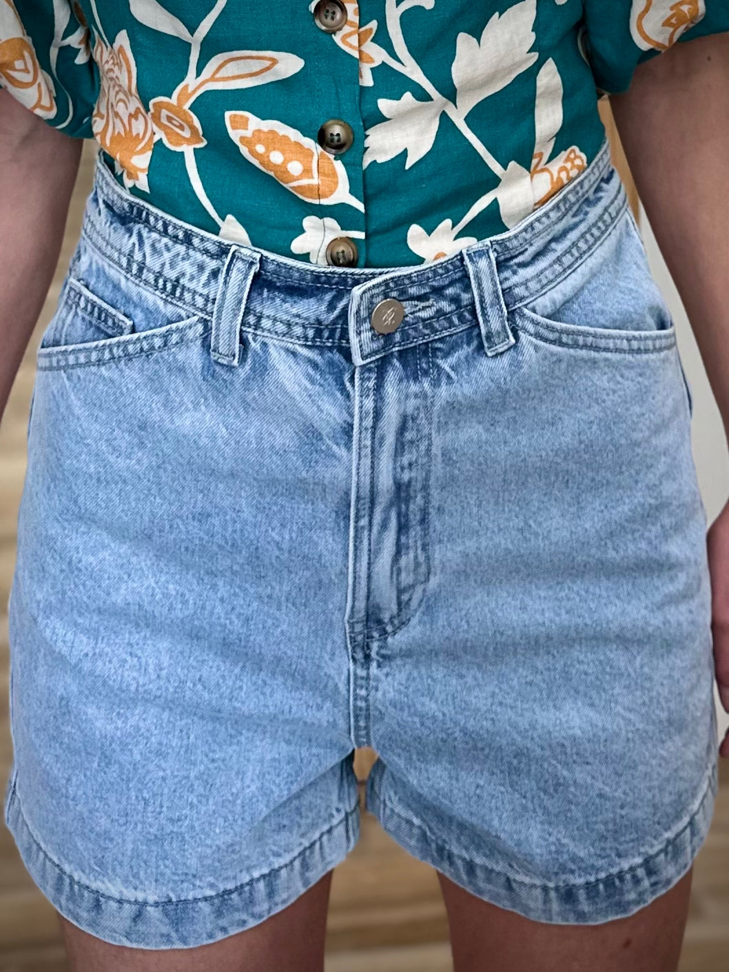 Détail bouton monogrammé short VERNE 