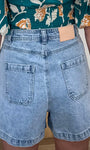 Détail jacron cuir au dos short denim 