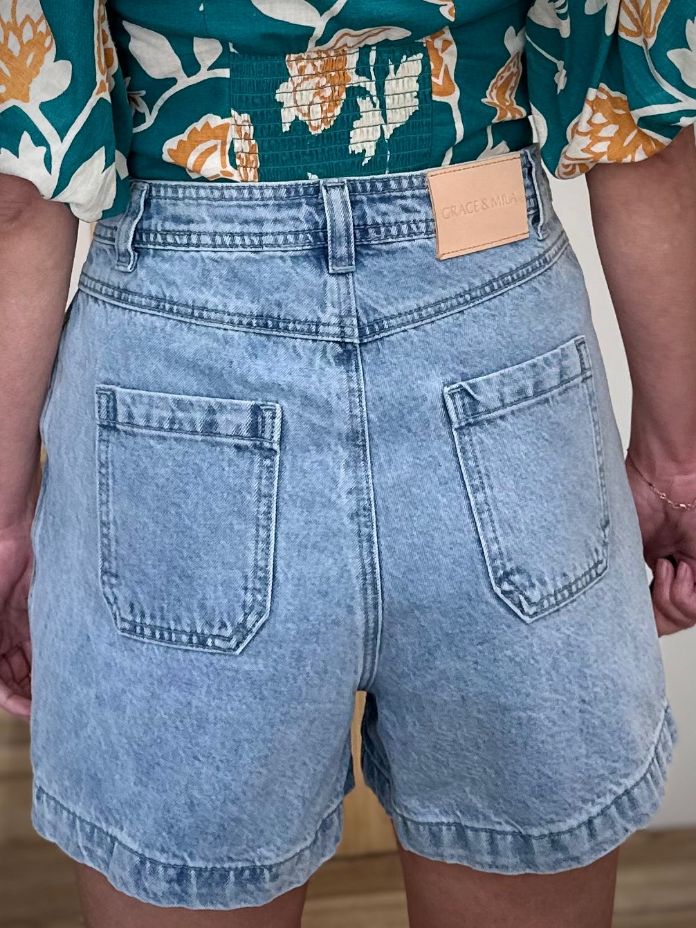 Détail jacron cuir au dos short denim 