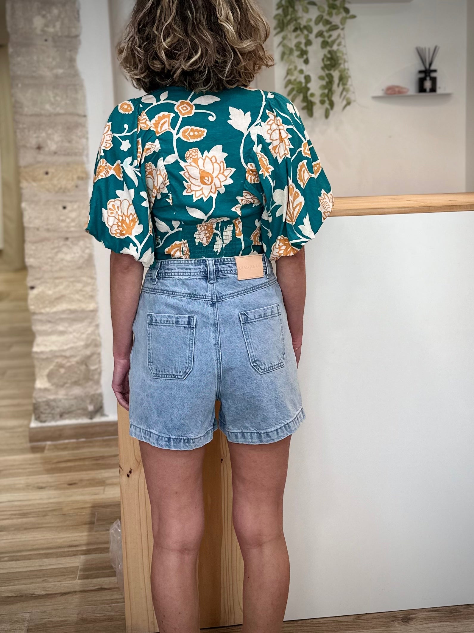 Short bleu denim femme style intemporel de dos