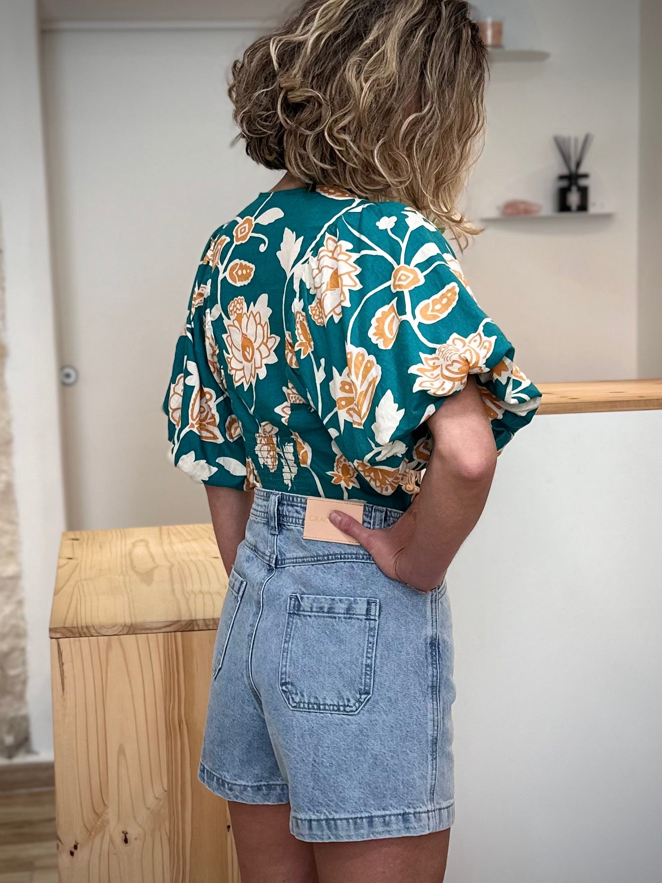 Short en jean femme taille haute été de profil