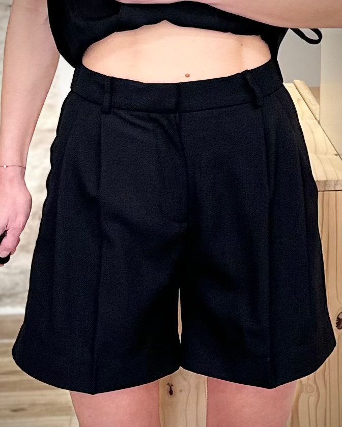 Short élégant femme avec plis marqués 