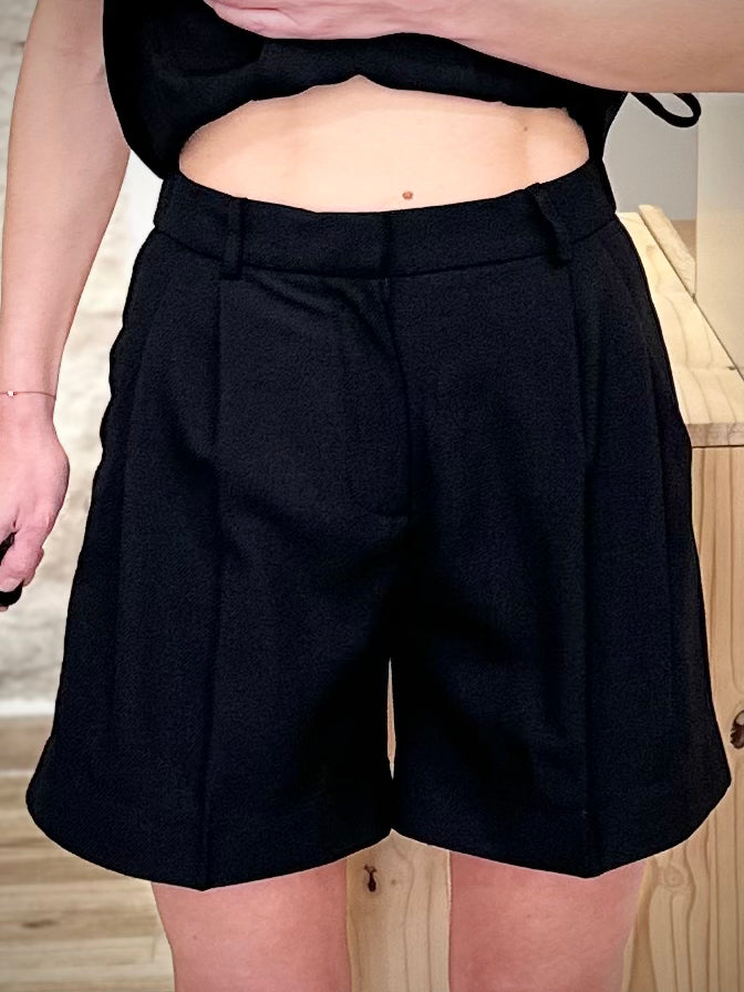 Short élégant femme avec plis marqués 