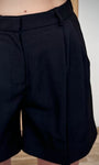 Détail plis devant short femme noir 