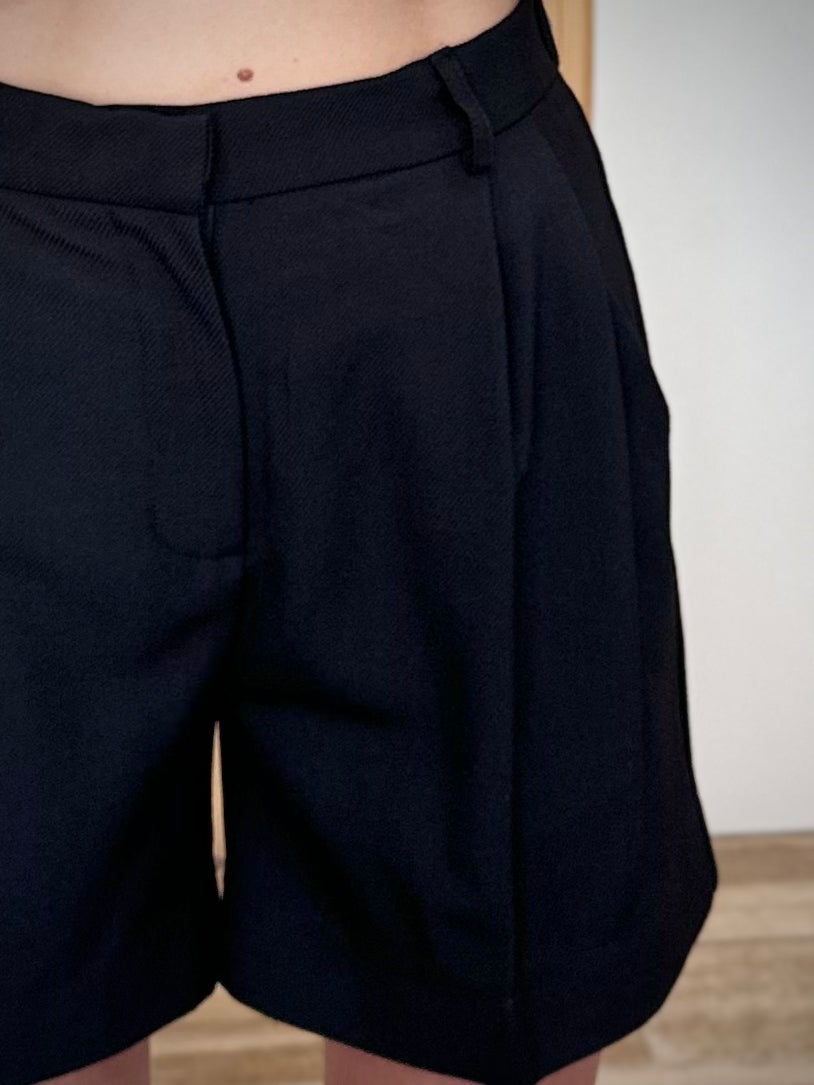 Détail plis devant short femme noir 