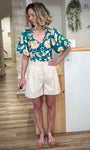 Femme portant un short élégant sable coupe droite 