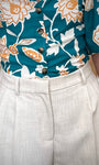 Détail finition short élégant femme 