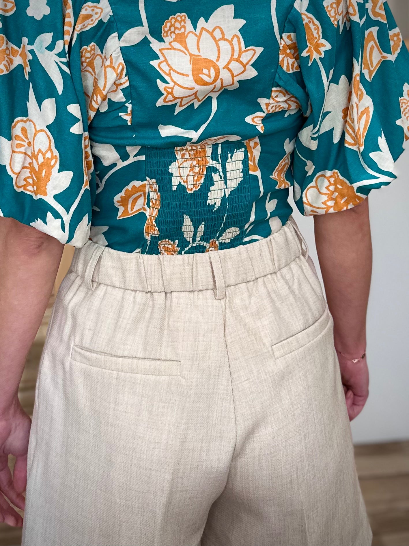 Short femme avec taille élastiquée au dos 