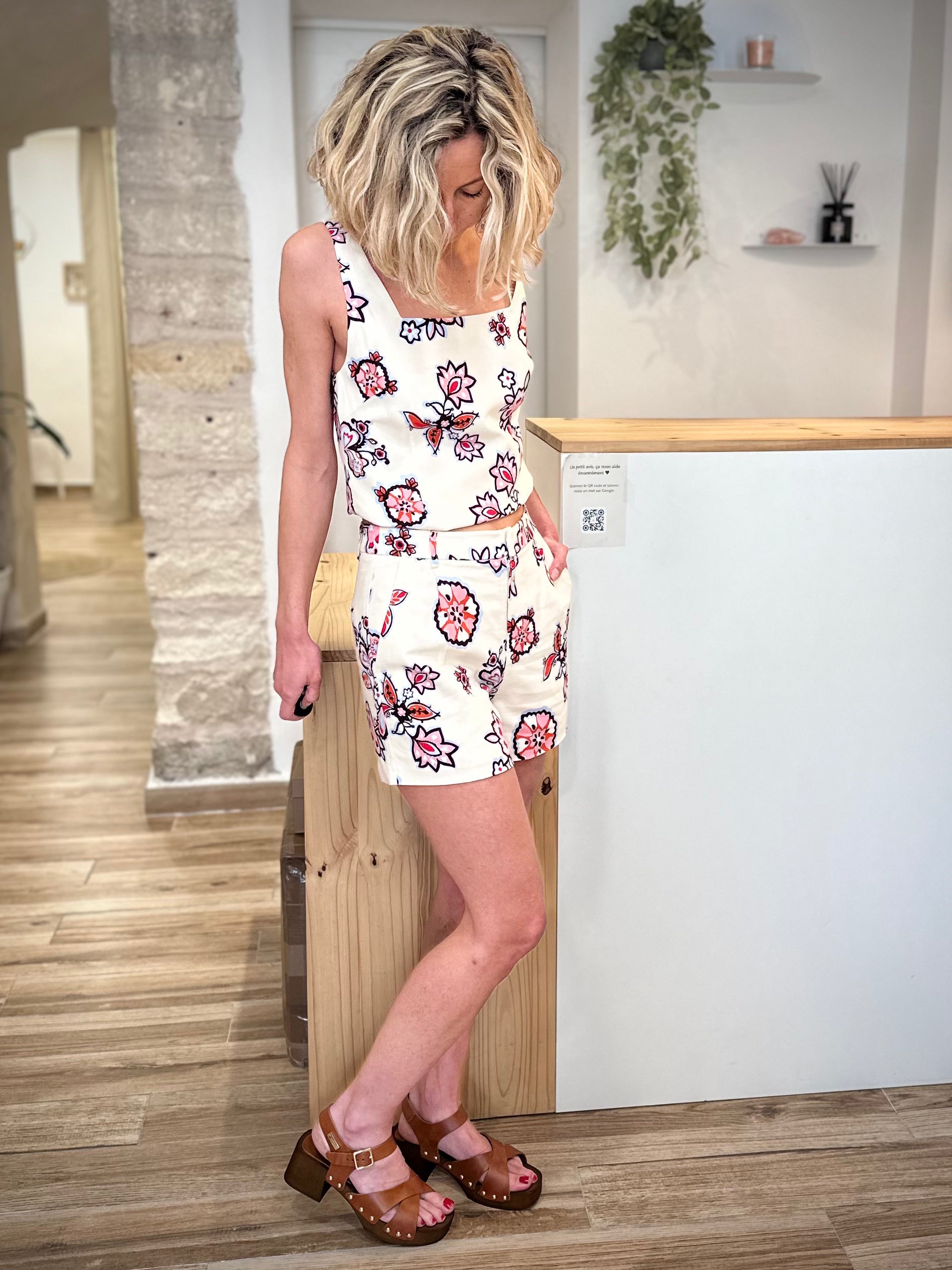 Silhouette estivale avec short fleuri taille mi-haute 