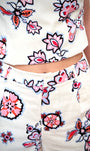 Détail plis devant short floral femme 