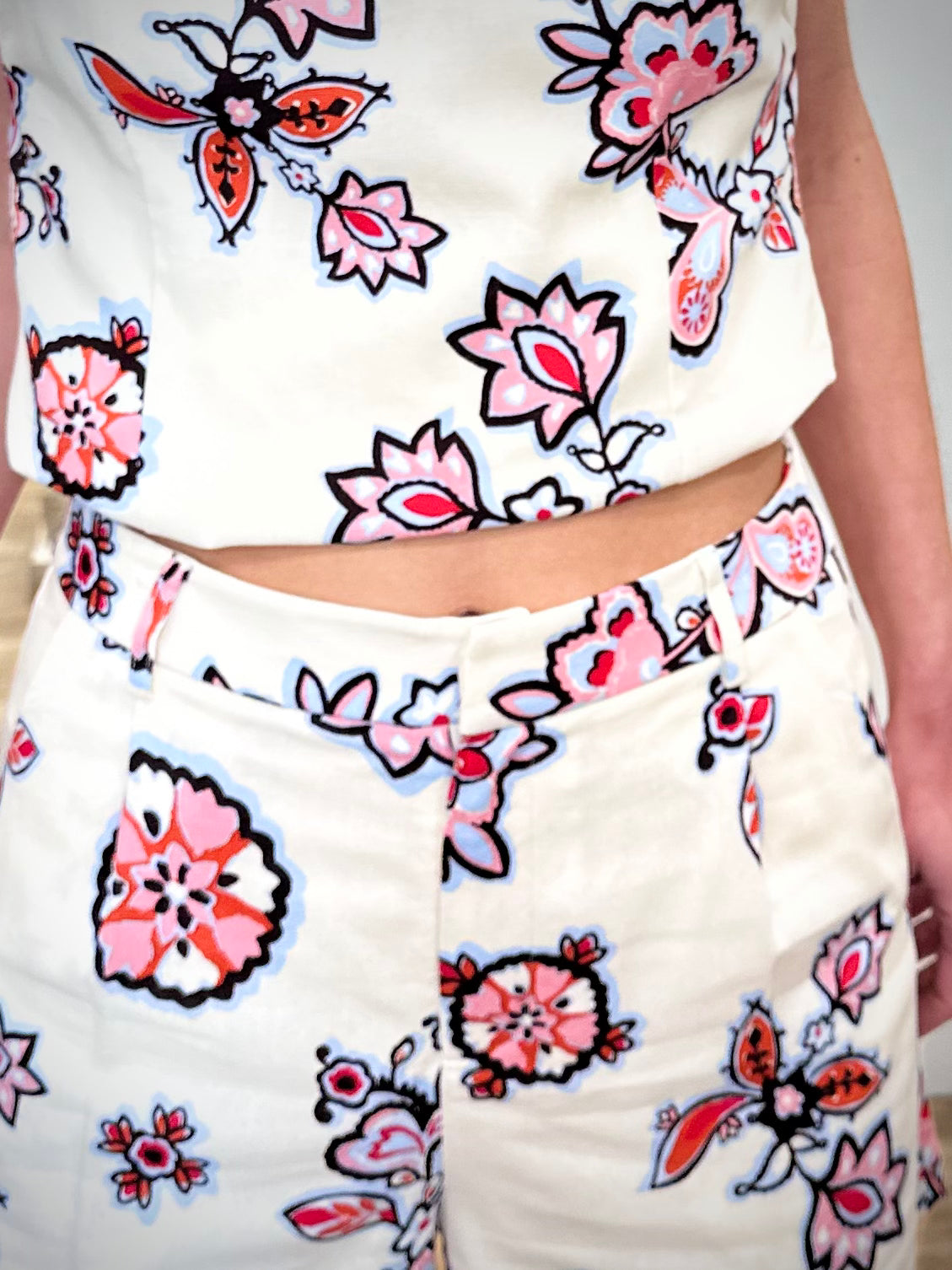 Détail plis devant short floral femme 