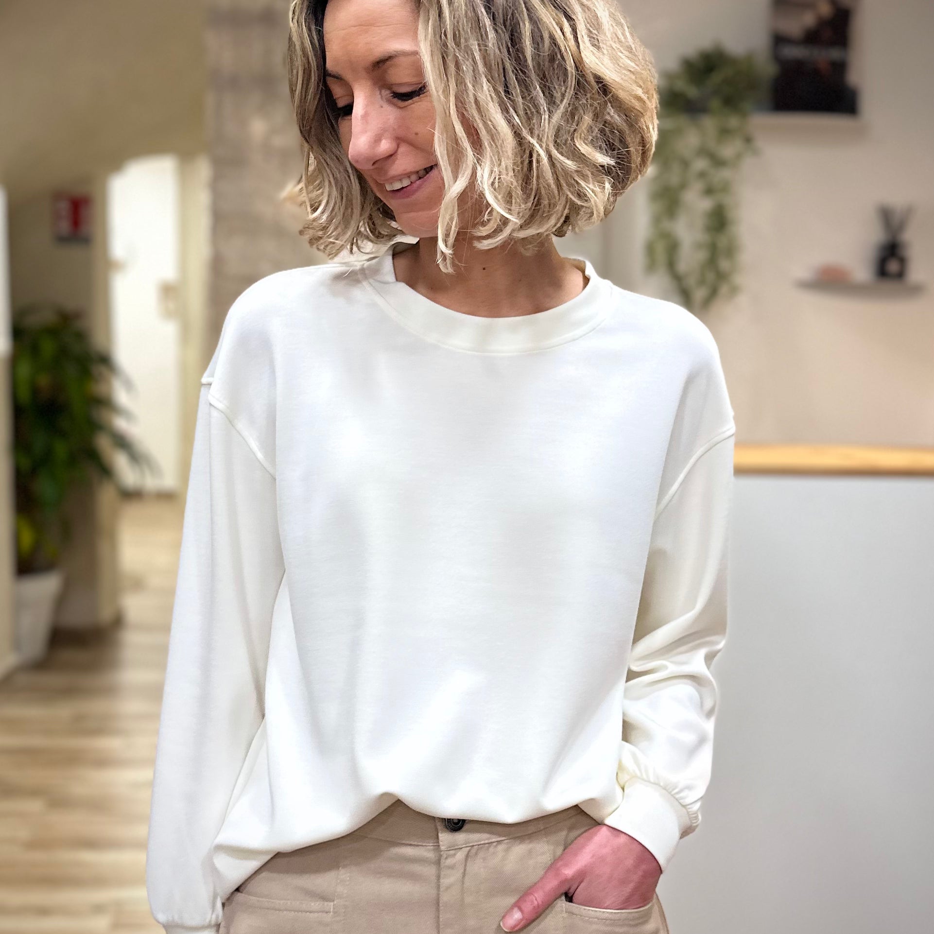 Sweat blanc femme casual chic vue de face