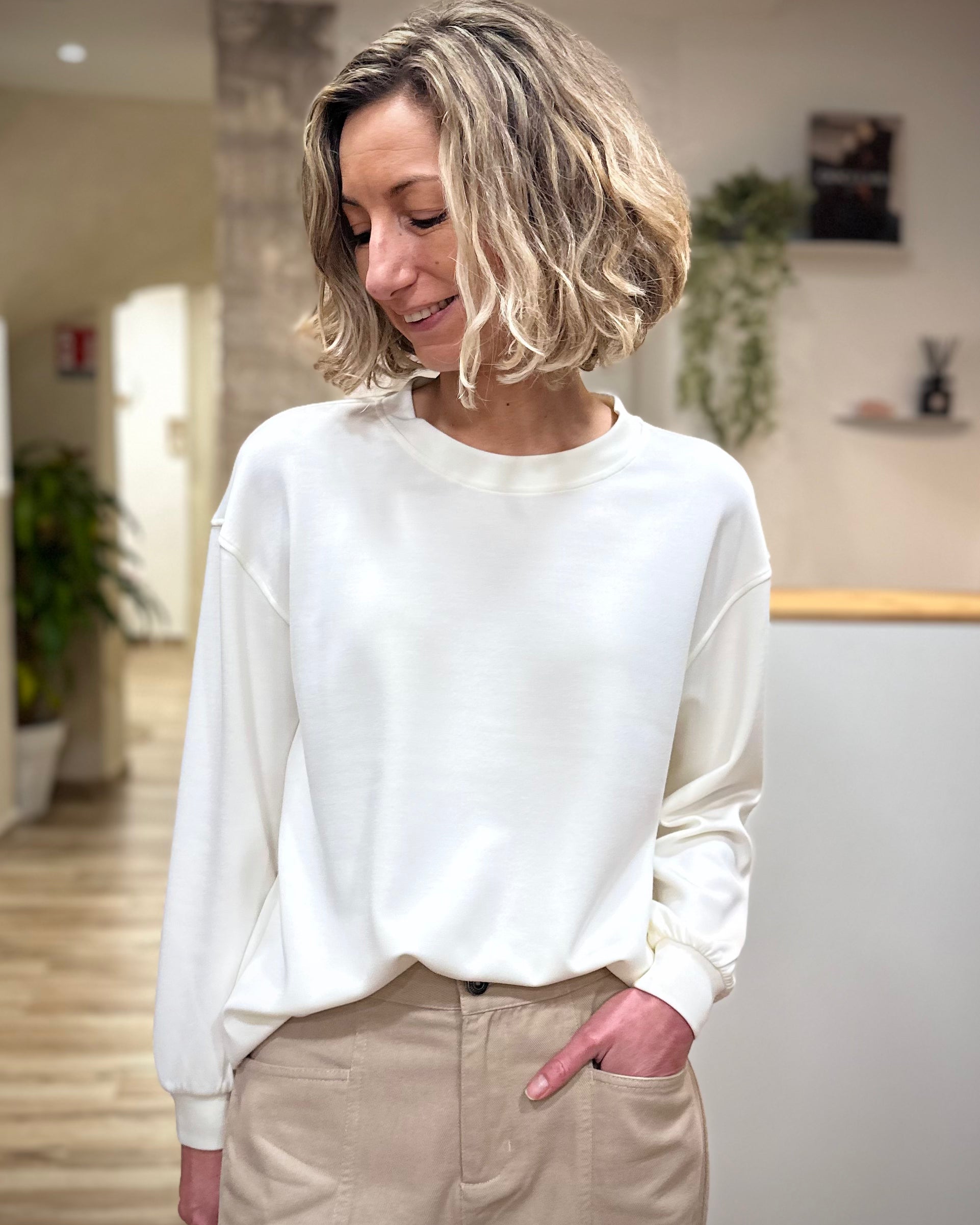 Sweat blanc femme casual chic vue de face