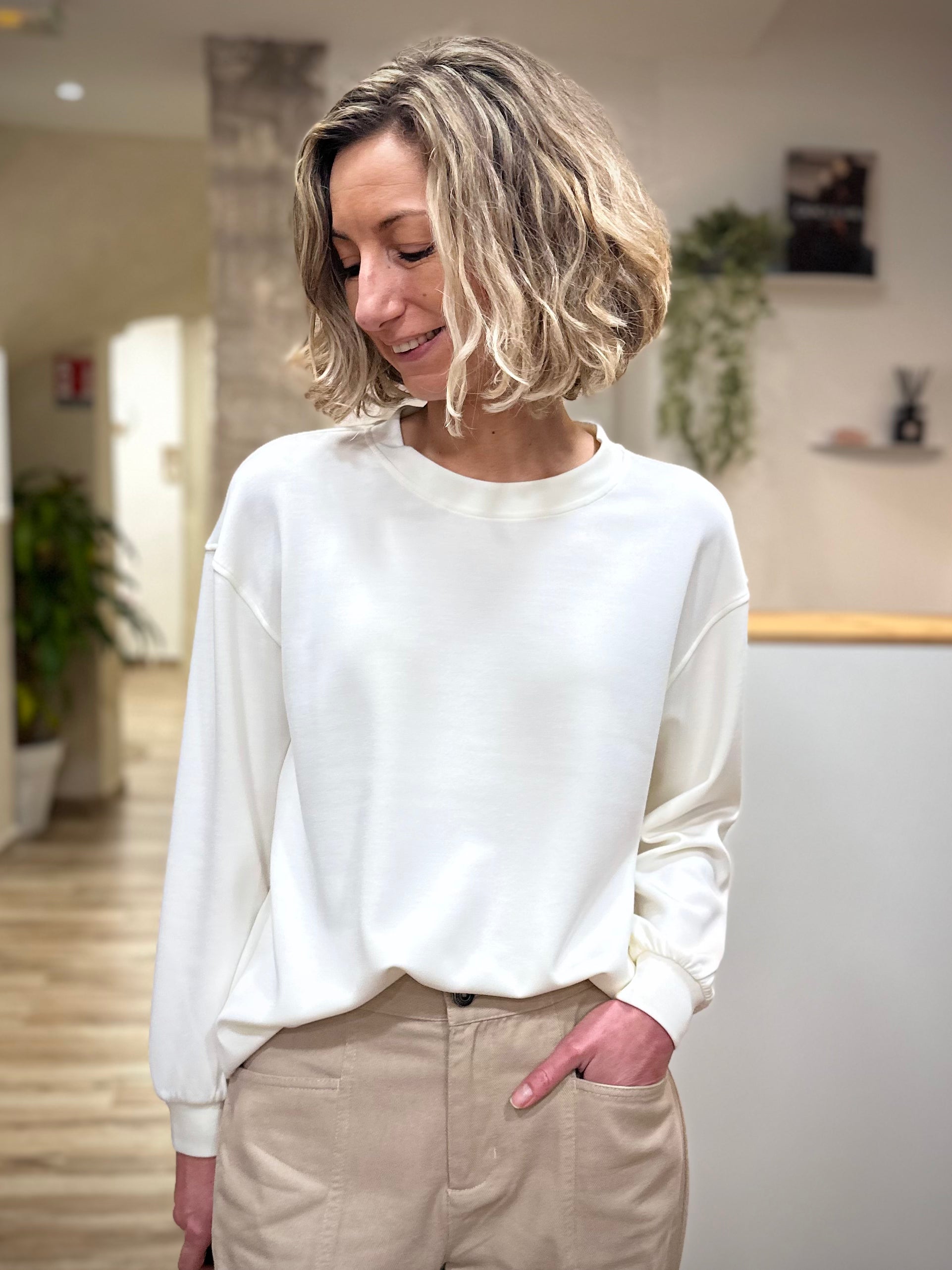 Sweat blanc femme casual chic vue de face