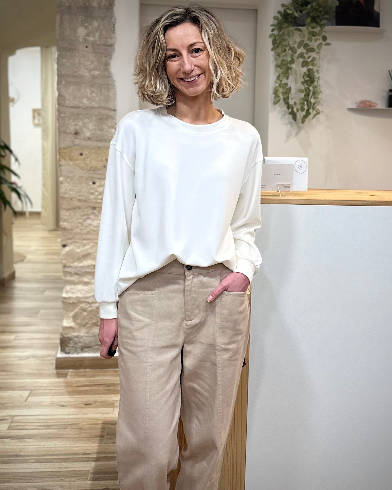 Femme portant un sweat blanc coupe loose en modal
