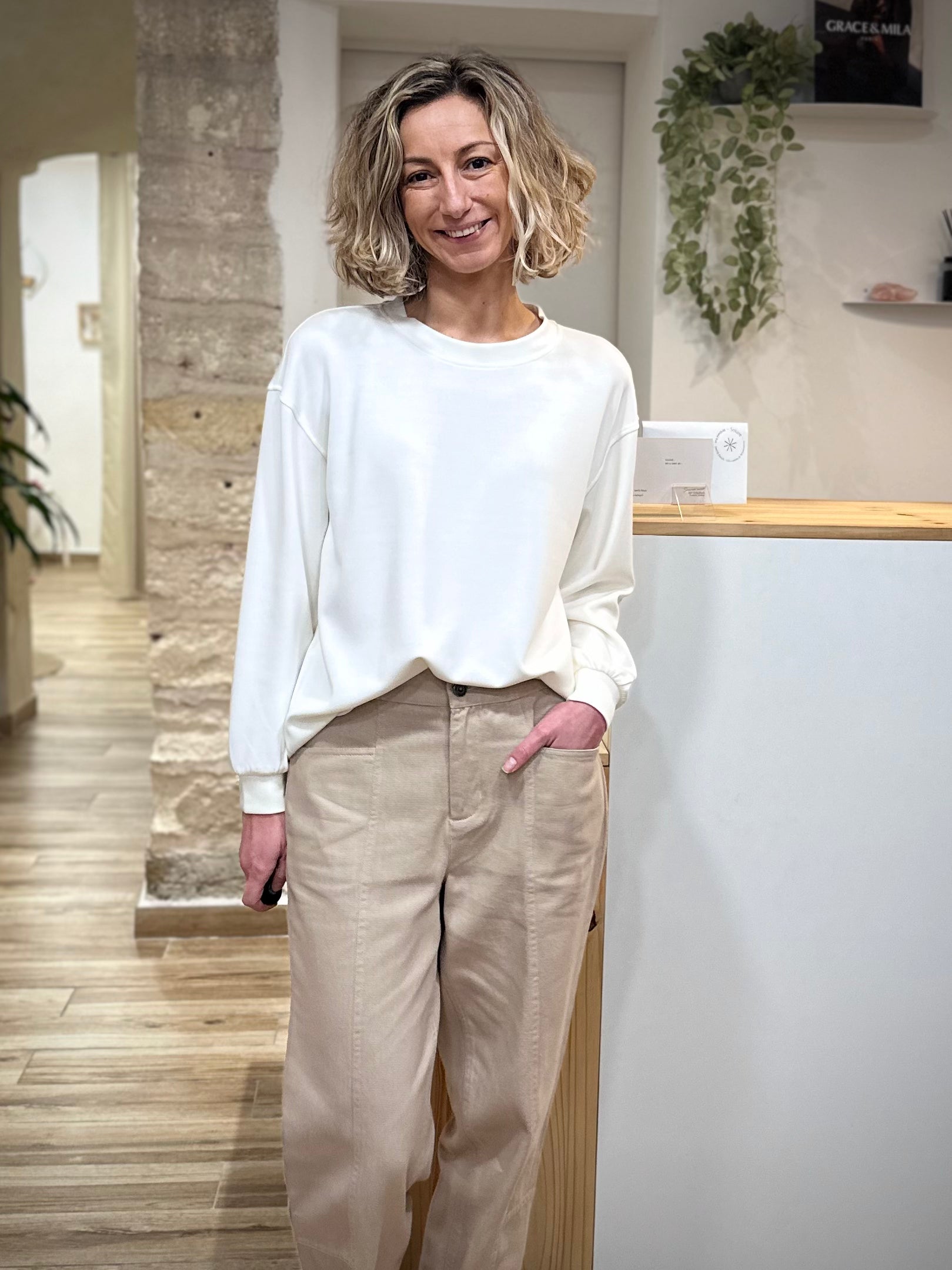 Femme portant un sweat blanc coupe loose en modal