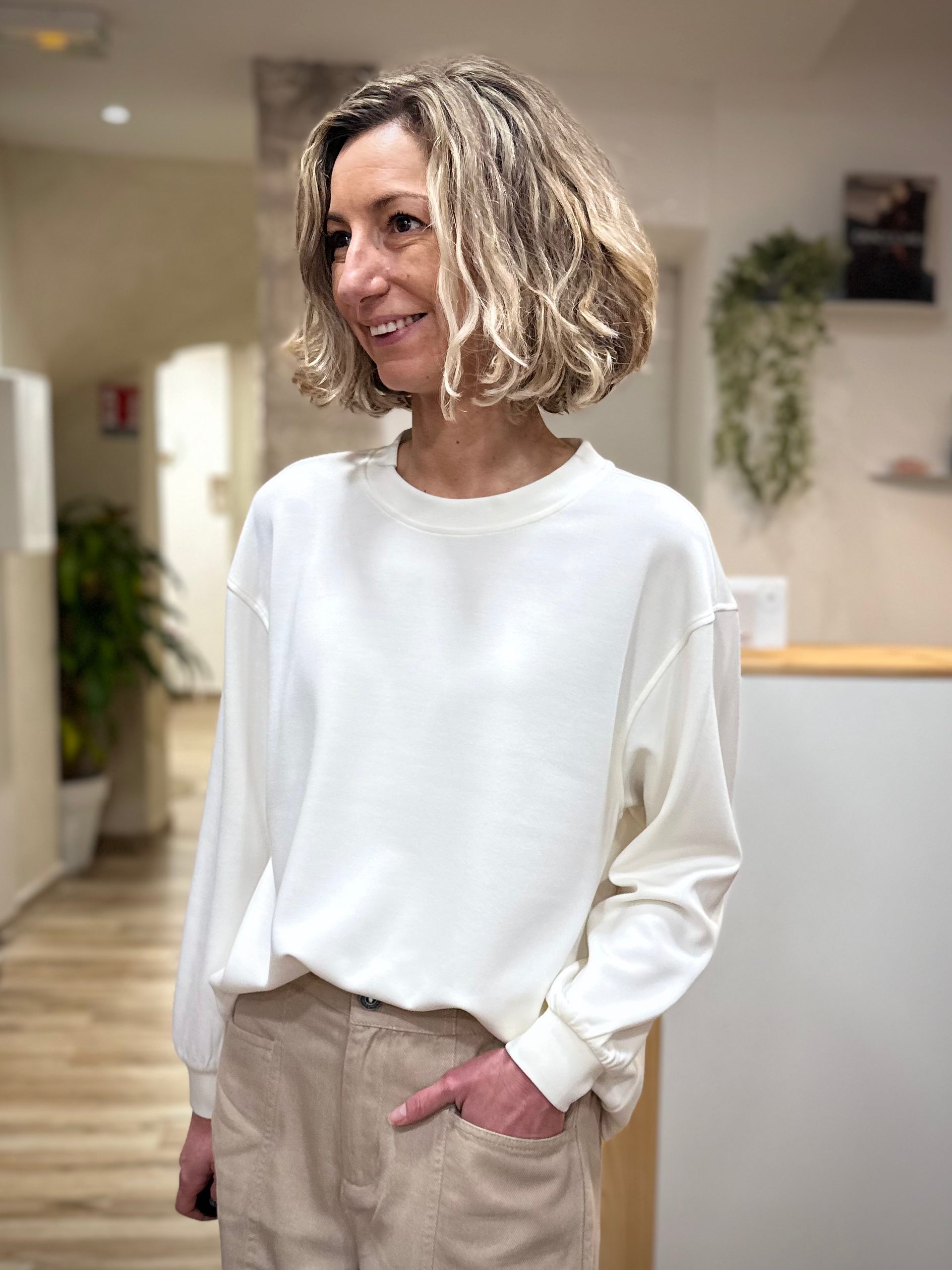 Sweat blanc coupe ample silhouette moderne