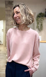 Sweat rose pâle coupe ample silhouette féminine