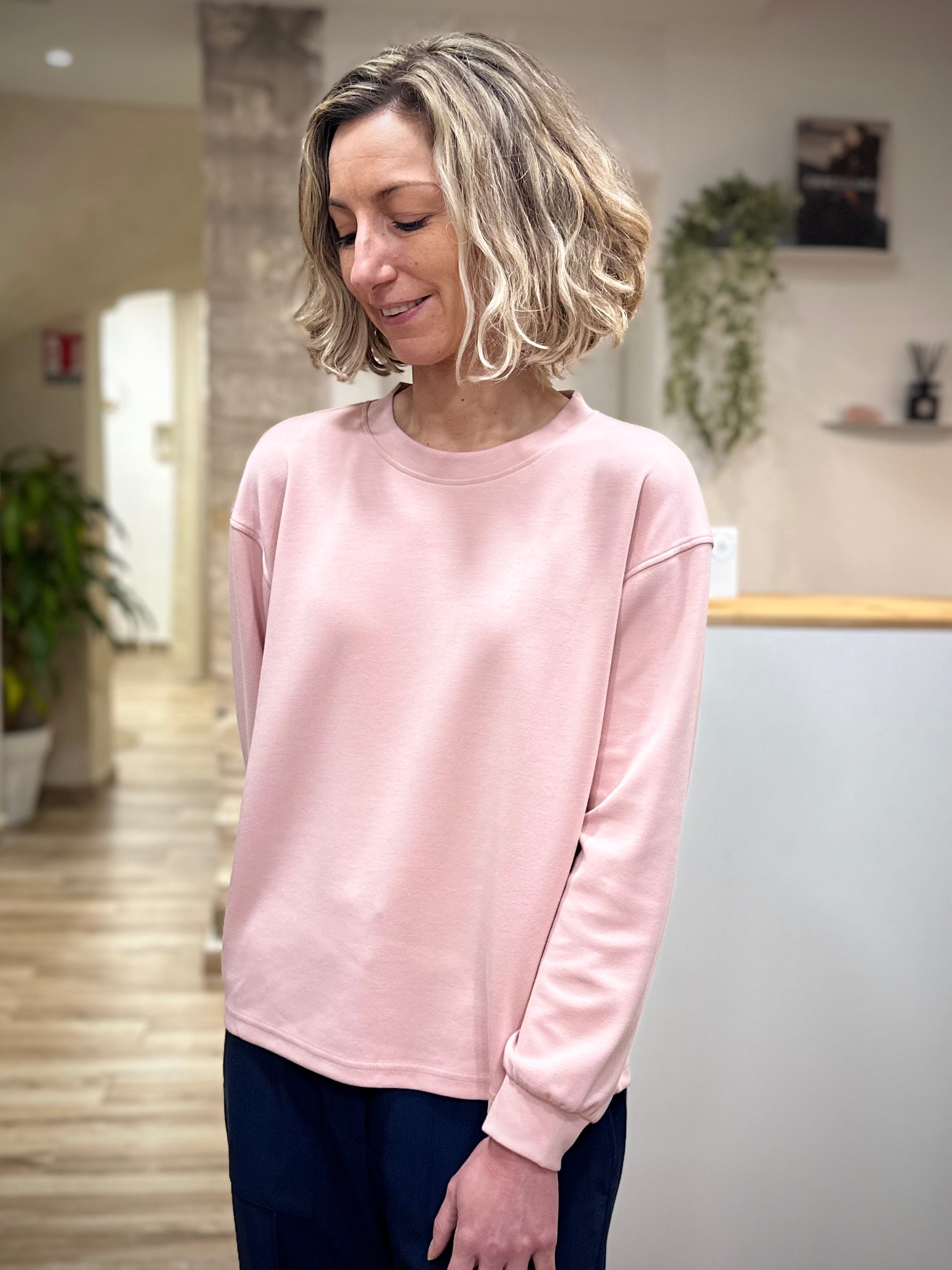 Sweat rose pâle femme look doux et lumineux