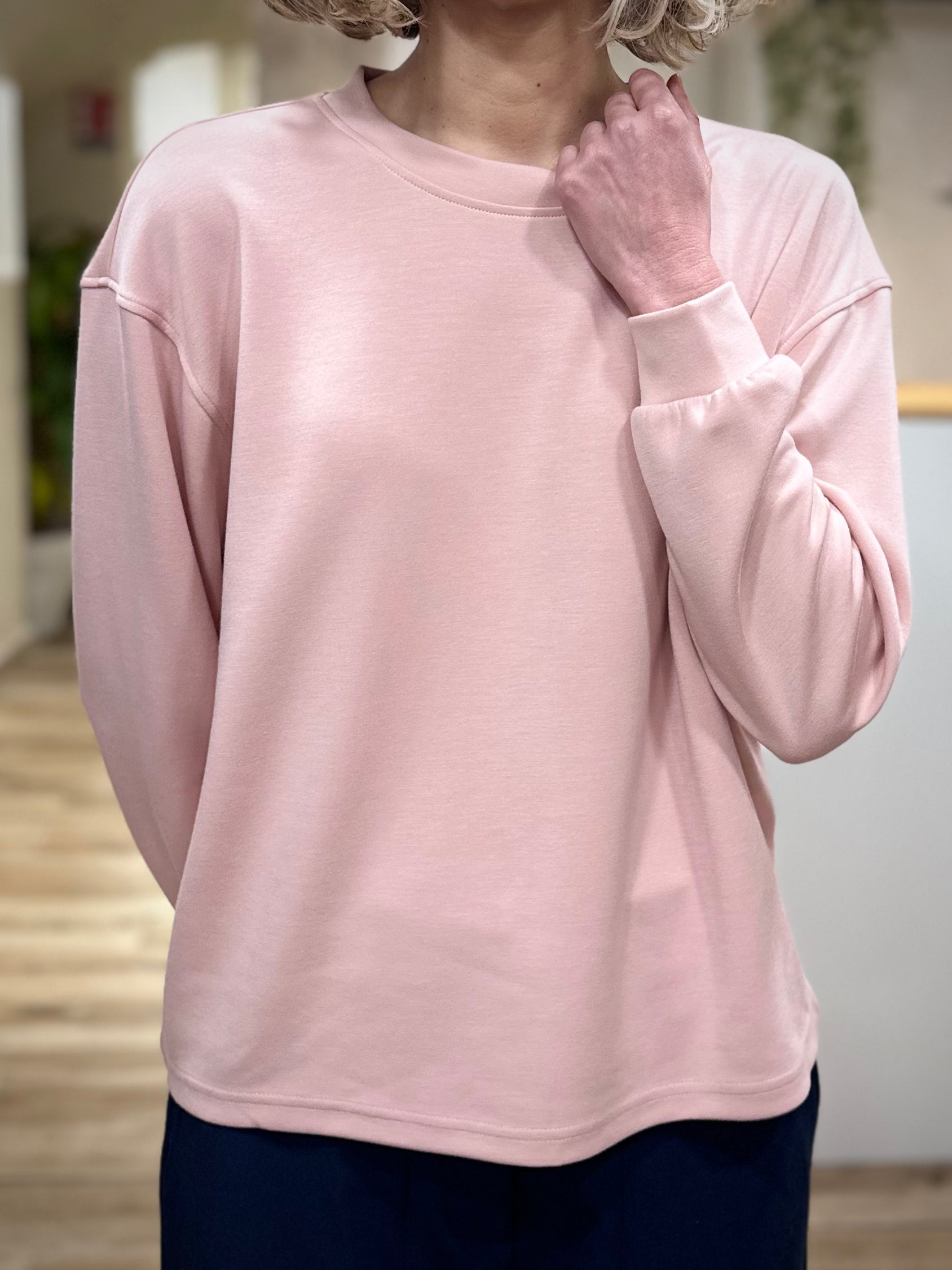 Détail matière douce sweat rose pâle