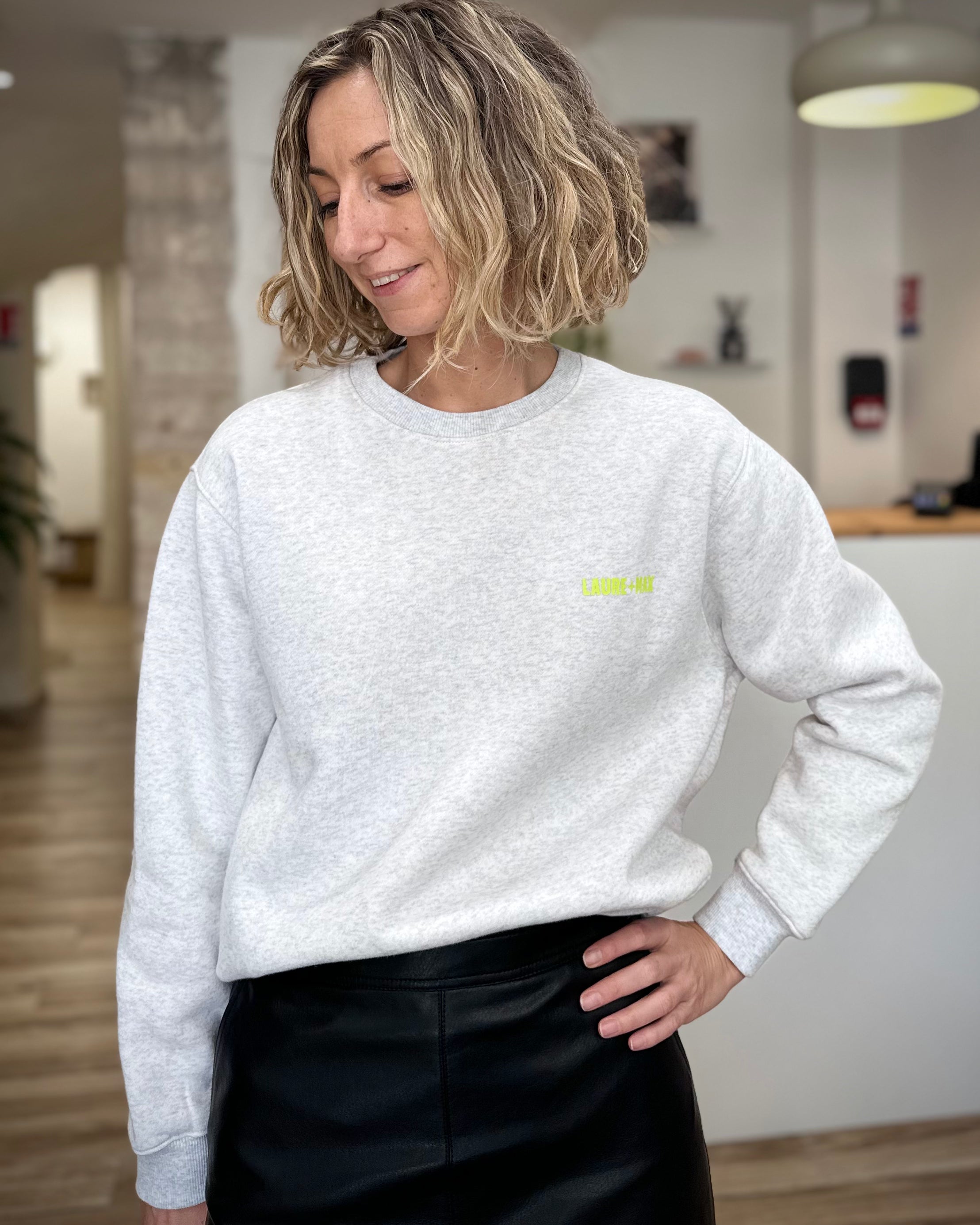 Sweat femme coupe droite légèrement loose, col rond