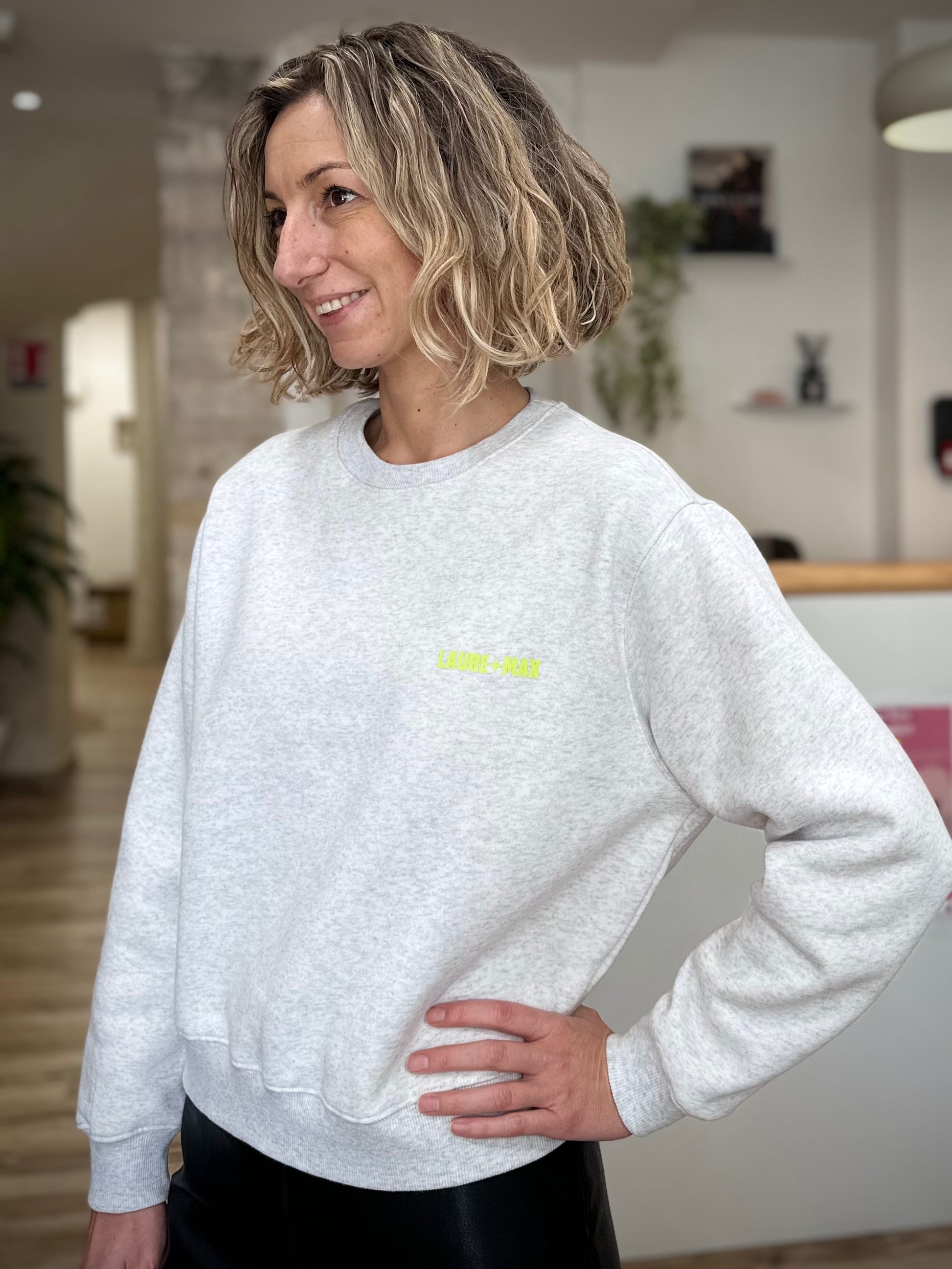 Coupe droite et légèrement loose du sweat gris