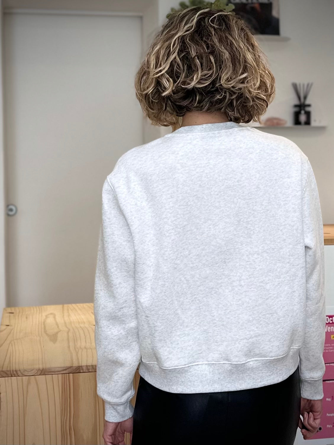 Sweat gris de dos pour journée décontractée et élégante