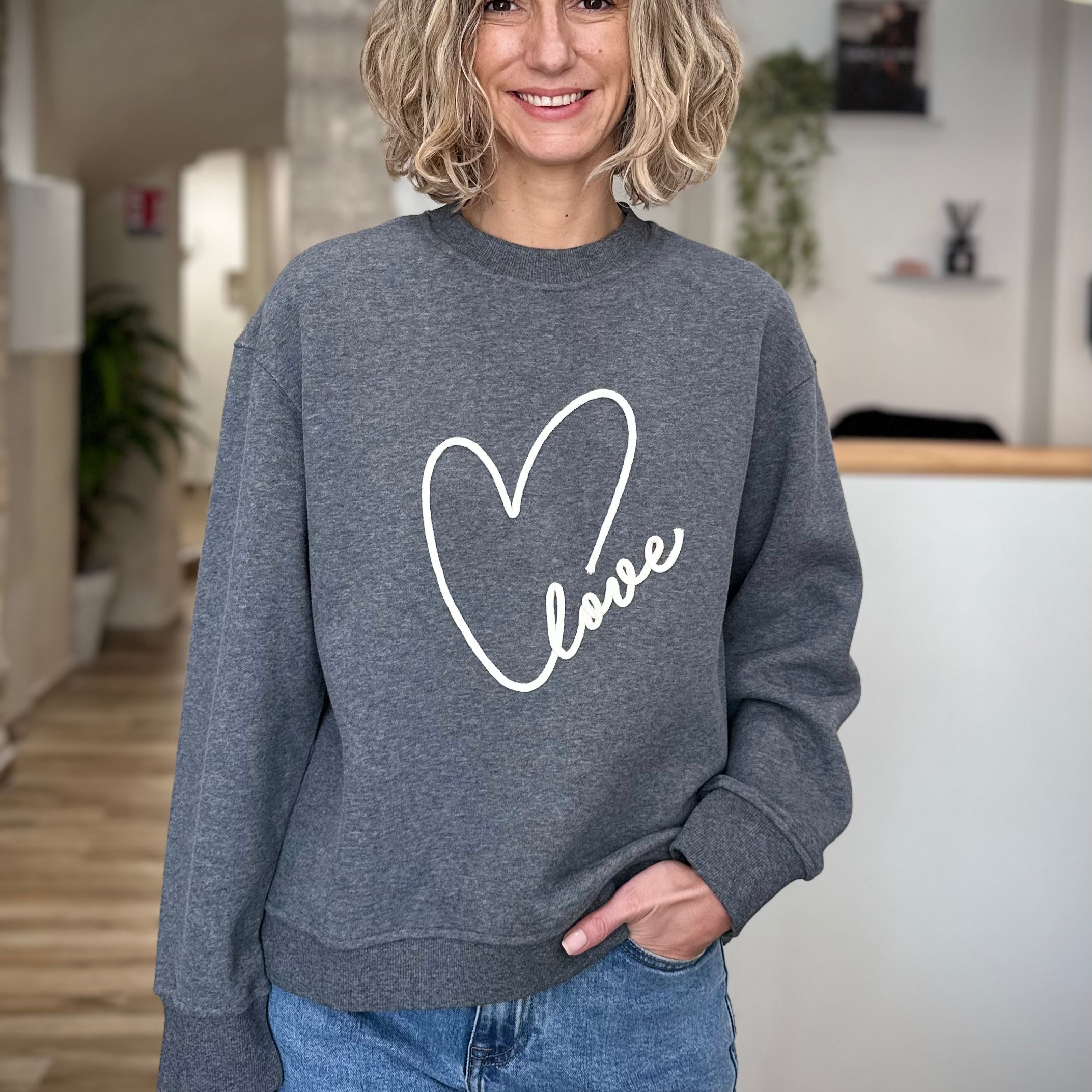 Femme portant le sweatshirt Sharly gris col rond