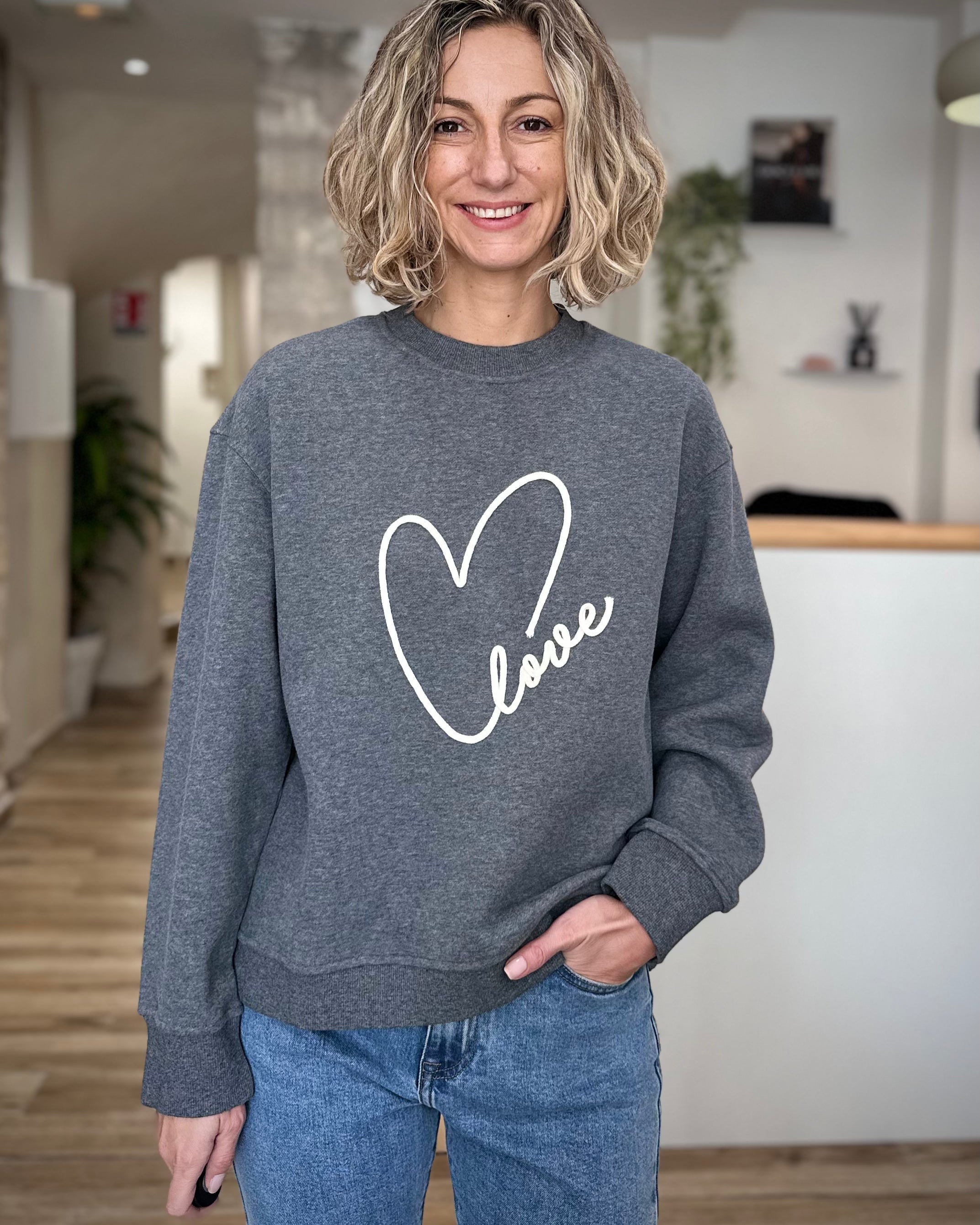 Femme portant le sweatshirt Sharly gris col rond