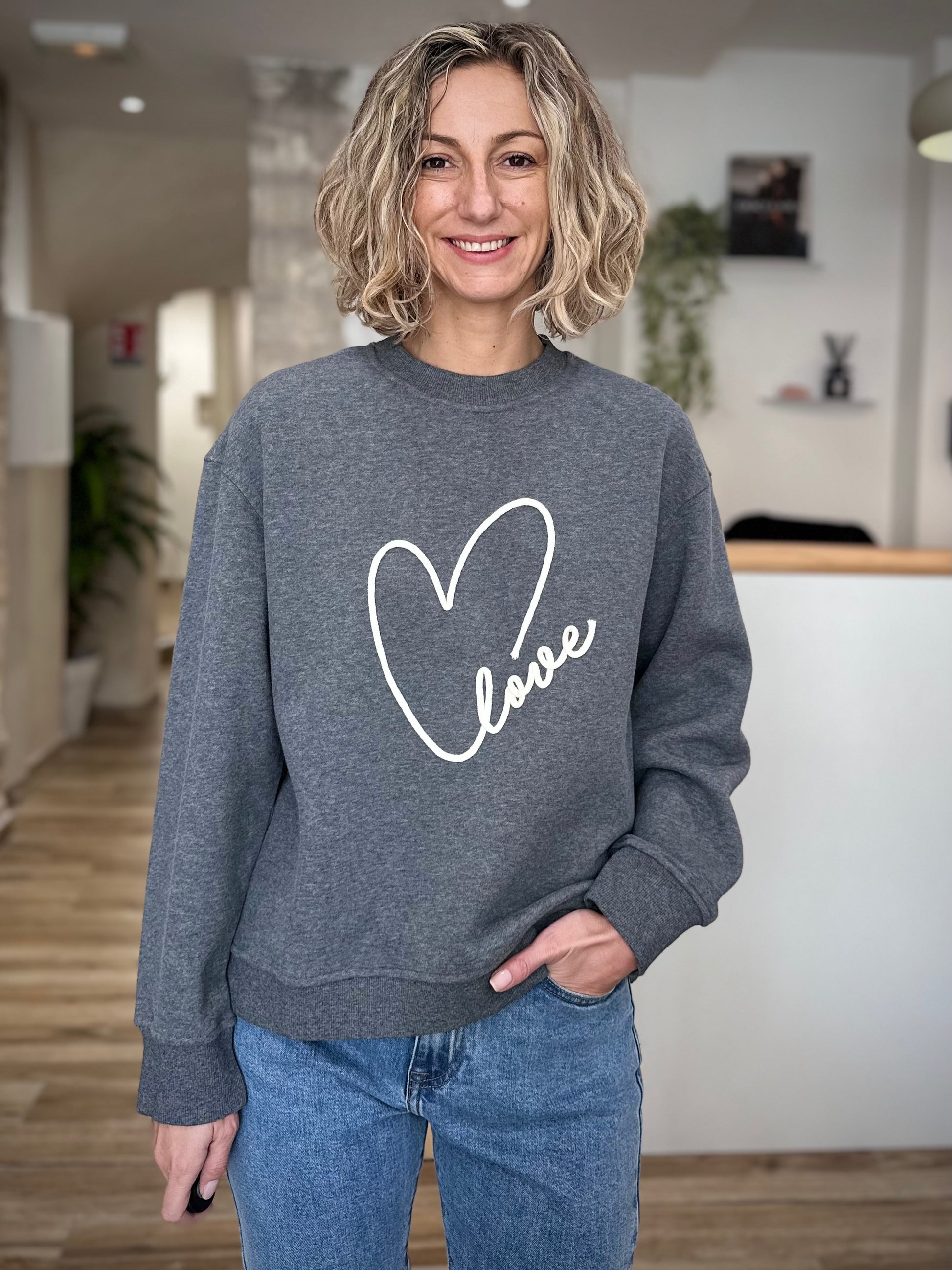 Femme portant le sweatshirt Sharly gris col rond