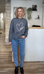 Pull molleton gris porté avec jean mom